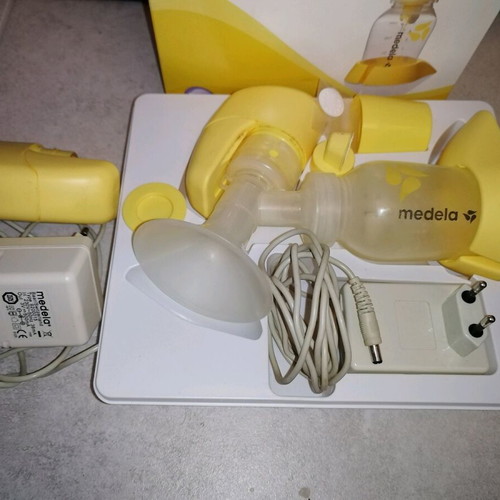 Medela mini electric electric breast pump used with two pumps and chargers