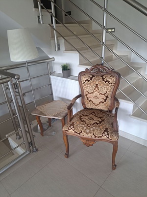 Σετ σαλονιού μεταχειρισμένο με τριθέσιο καναπέ, δύο μπρεζιέρες και δύο καρέκλες από μασίφ ξύλο