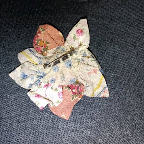 Nice Things fabric pin like new, 10cm diameter