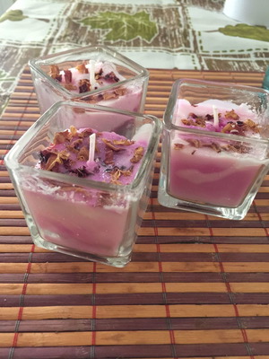 Αρωματικά κεριά σε μικρά γυάλινα ποτήρια σετ 3 τεμαχίων με άρωμα τριαντάφυλλο