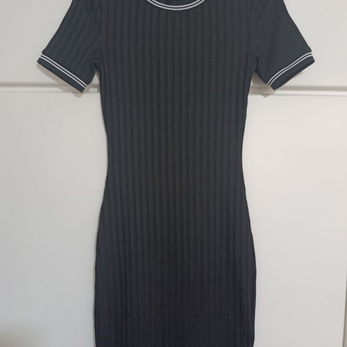 Black fitted dress with short sleeves and white details H&M like new