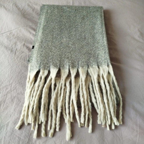 Wool scarf like new with fringes