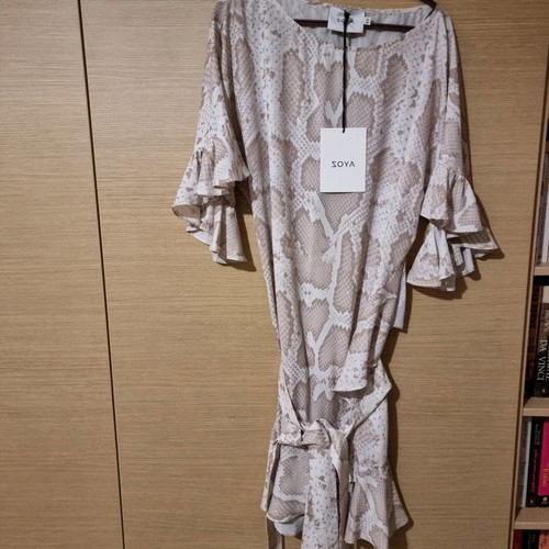 Zoya dress new, airy with timeless print