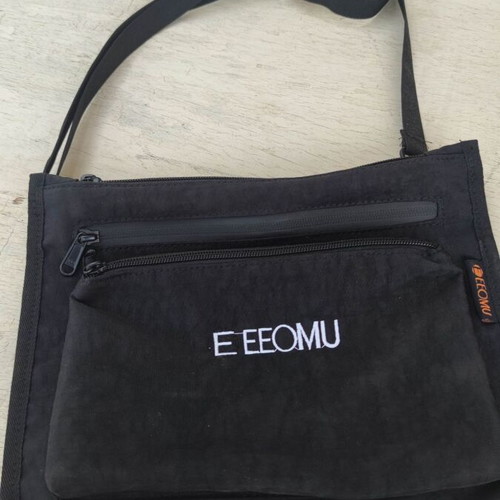 E EEOMU shoulder bag like new, black with zipper