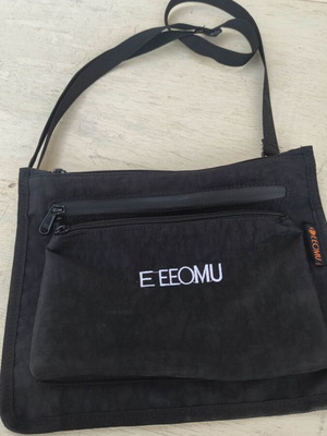 E EEOMU shoulder bag like new, black with zipper