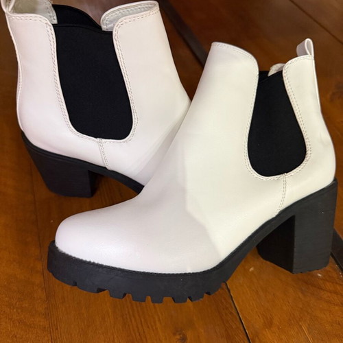Chelsea boots white like new with chunky tread sole, size 38