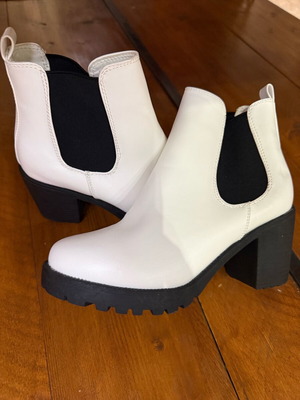 Chelsea boots white like new with chunky tread sole, size 38