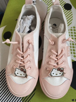 Reserved Hello Kitty shoes ballerinas size 32 new pink