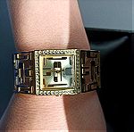  Guess ρολόι σε άριστη κατάσταση, χρυσό, εντυπωσιακό. Aγοράστηκε 220 ευρώ από το Attica. Πολυ ασφαλές κουμπωμα.