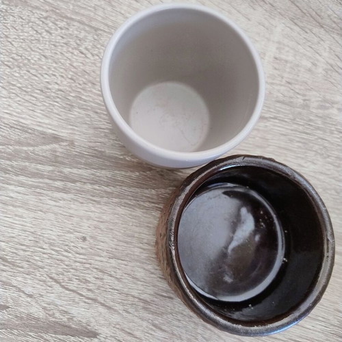 Ceramic flowerpots set of 2 like new, small size