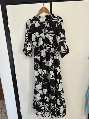 Black and white airy dress, elastic waist, length 140cm