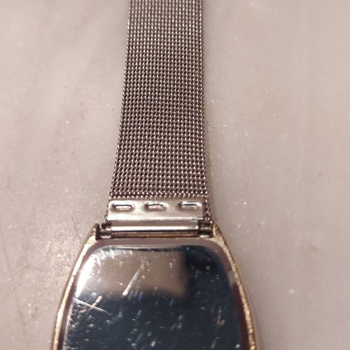 Silver women's wristwatch with Latin numerals, battery-powered