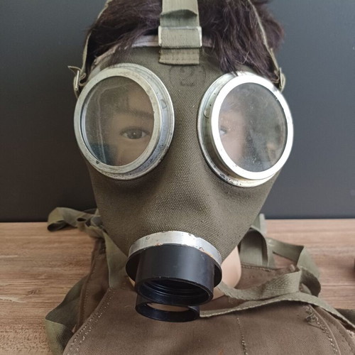 Hungarian Army M75 Gas Mask like new with case without filter