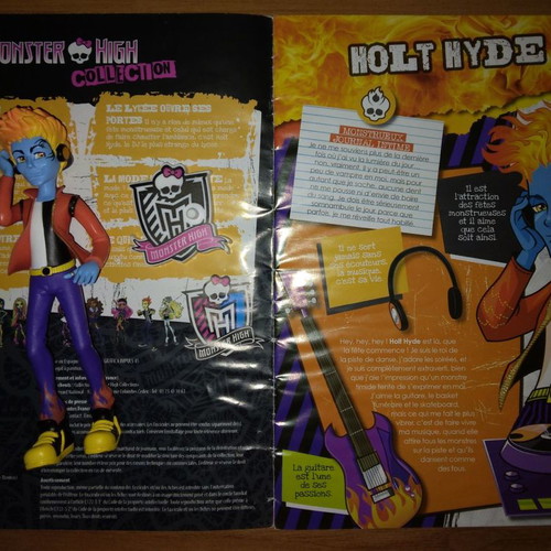 Monster High collection #18 Holt Hyde magazine with figure used