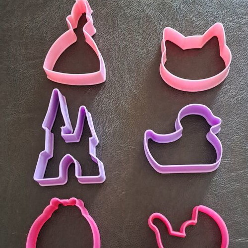 Plastic Cookie Cutters Set of 6 Like New, Girls' Designs