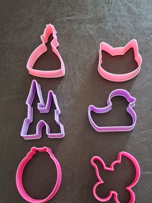 Plastic Cookie Cutters Set of 6 Like New, Girls' Designs
