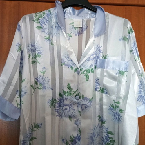 Satin robe like new, white and multicolor