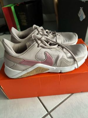 Nike athletic shoes size 40 used, light purple-pink