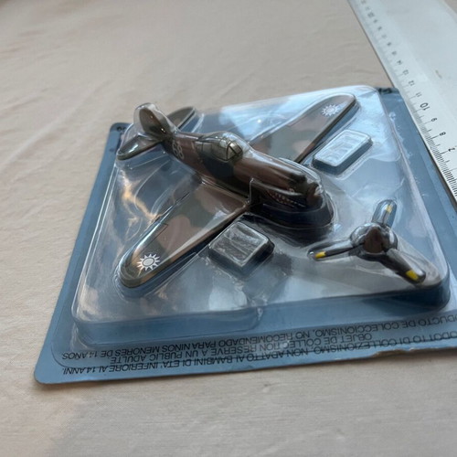 Curtiss P-40B Tomahawk airplane model new, scale 1/100