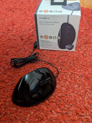 Wired ergonomic mouse like new, vertical type