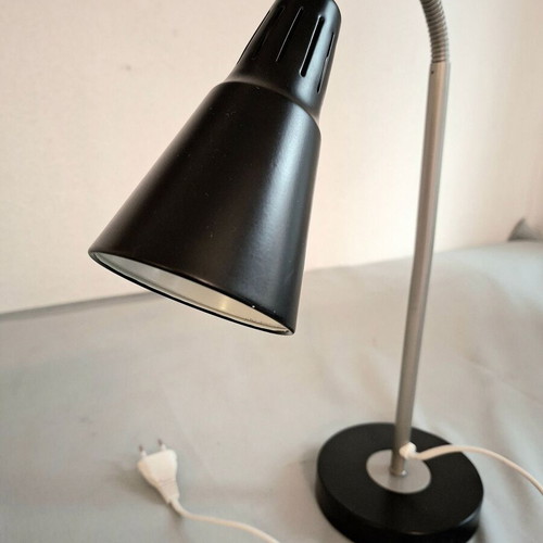 Desk lamp with timeless design