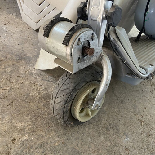 Electric scooter like new with two large batteries