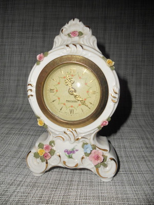 Porcelain table clock antique Dresden with Mercedes mechanism used