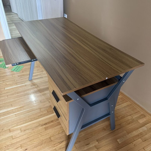 Desk with assisted keyboard drawer like new