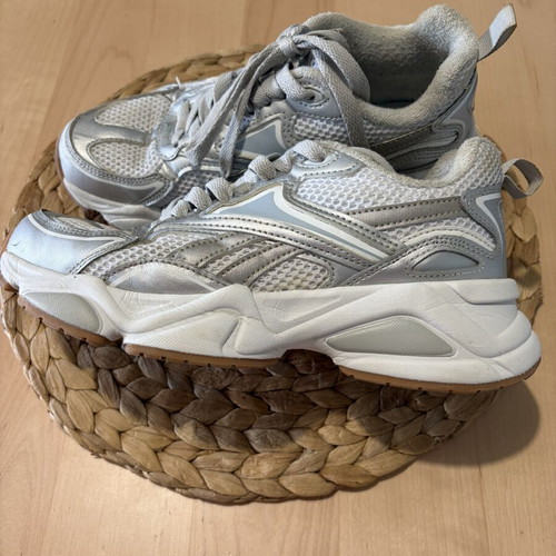 Reebok athletic shoes size 39 silver like new