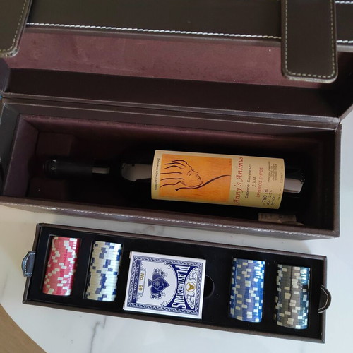 Casino set like new with Anny's Animus 2004 aged wine gift
