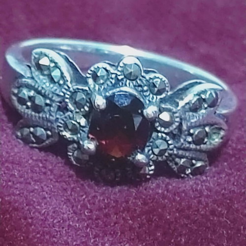 Silver ring 925 with garnet and marcasites like new