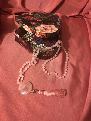 Rose Quartz necklace like new, 64cm length with round Dyed Agate