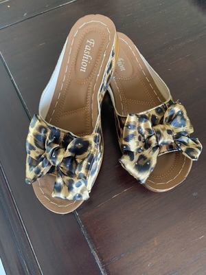 Fashion Icon leopard print women's slippers with bow and strass, like new, size 38