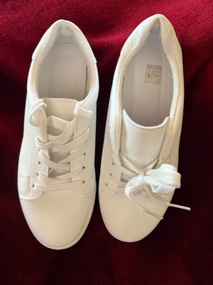 White women's athletic shoes new no name size 39