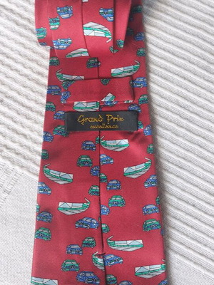 Tie red with pattern like new