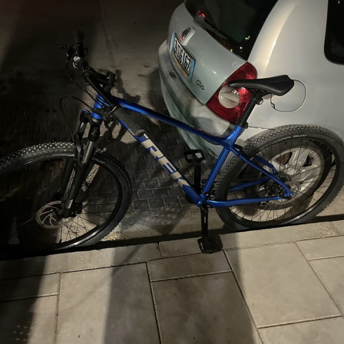 Trek Marlin 6 mountain bike, like new, blue, 29 inch wheels