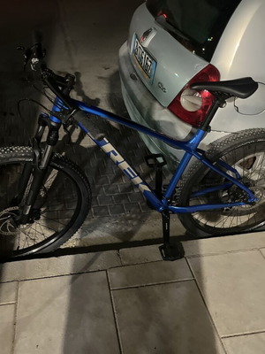 Trek Marlin 6 mountain bike, like new, blue, 29 inch wheels