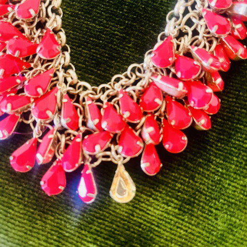 Statement necklace with fuchsia red drops and gold chain used