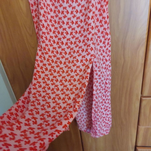 Stradivarius floral skirt small with front slits like new, red pink