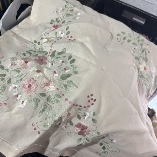 Embroidered tablecloth 1.15x1.15 m
