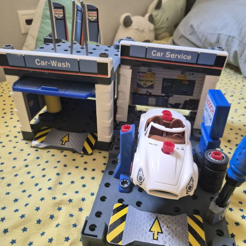 Klein Bosch Car Repair Toy with Car Wash like new