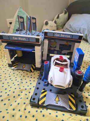 Klein Bosch Car Repair Toy with Car Wash like new