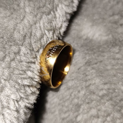 Assassin's Creed ring like new, gold color