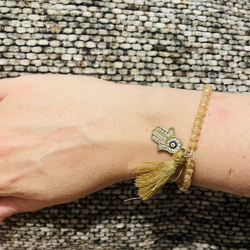Set of 5 women's bracelets used, including shells and pearls