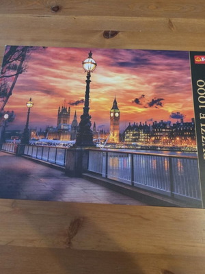 Trefl London Lamp Post Puzzle like new, 1000 pieces