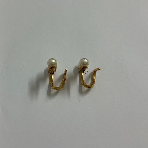 Ear cuffs in gold tone with pearls