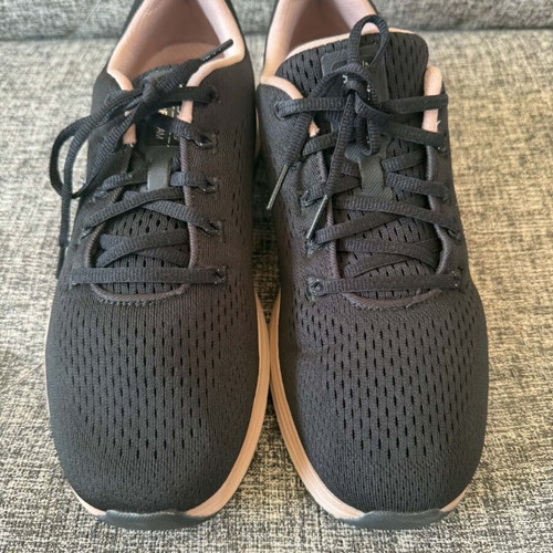 Skechers Vapor Foam women's athletic shoes like new, size 40