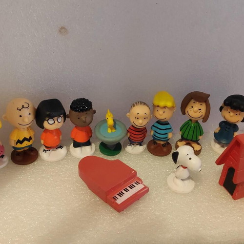 Peanuts Snoopy & Charlie Brown collectible figure set like new