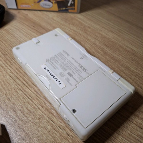 Nintendo DS Lite White like new with new battery and game