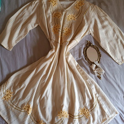 Vintage boho dress like new, size M with embroidered details